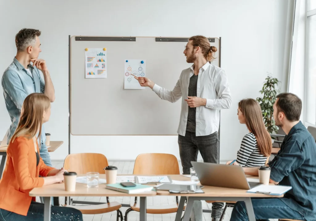 Équipe analysant l’organisation de l’entreprise avant sa digitalisation