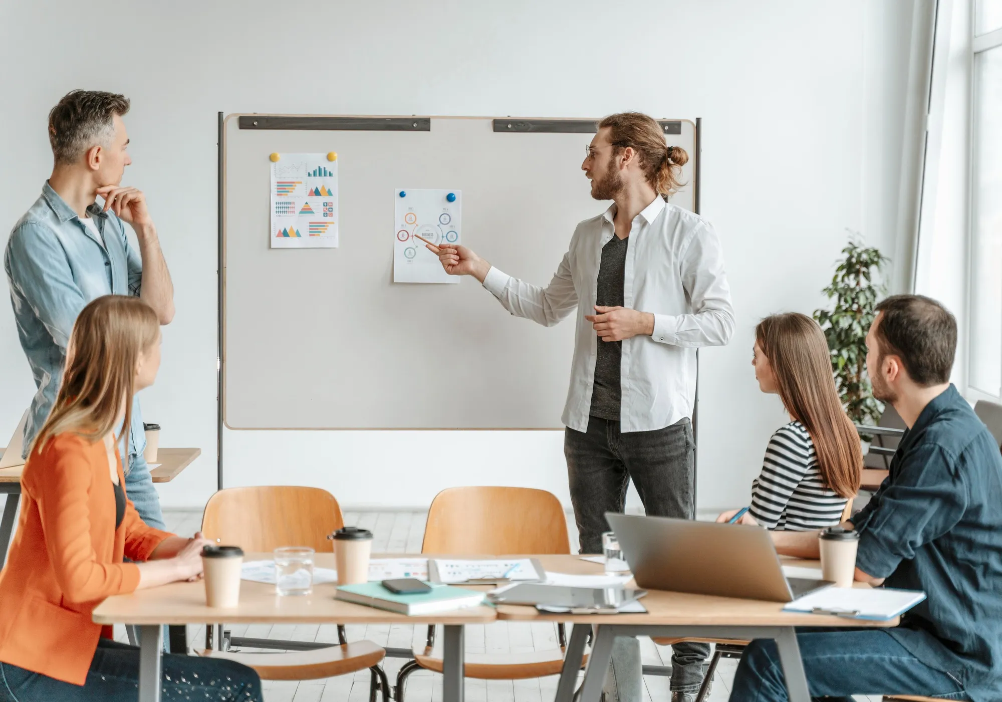 Équipe analysant l’organisation de l’entreprise avant sa digitalisation